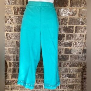Alfred Dunner  Green Capri Pants Size 10 cute cutouts with gold metal accents